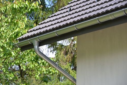 Jak dobrze zaplanować systemy rynnowe uwzględniając rodzaj i wielkość dachu